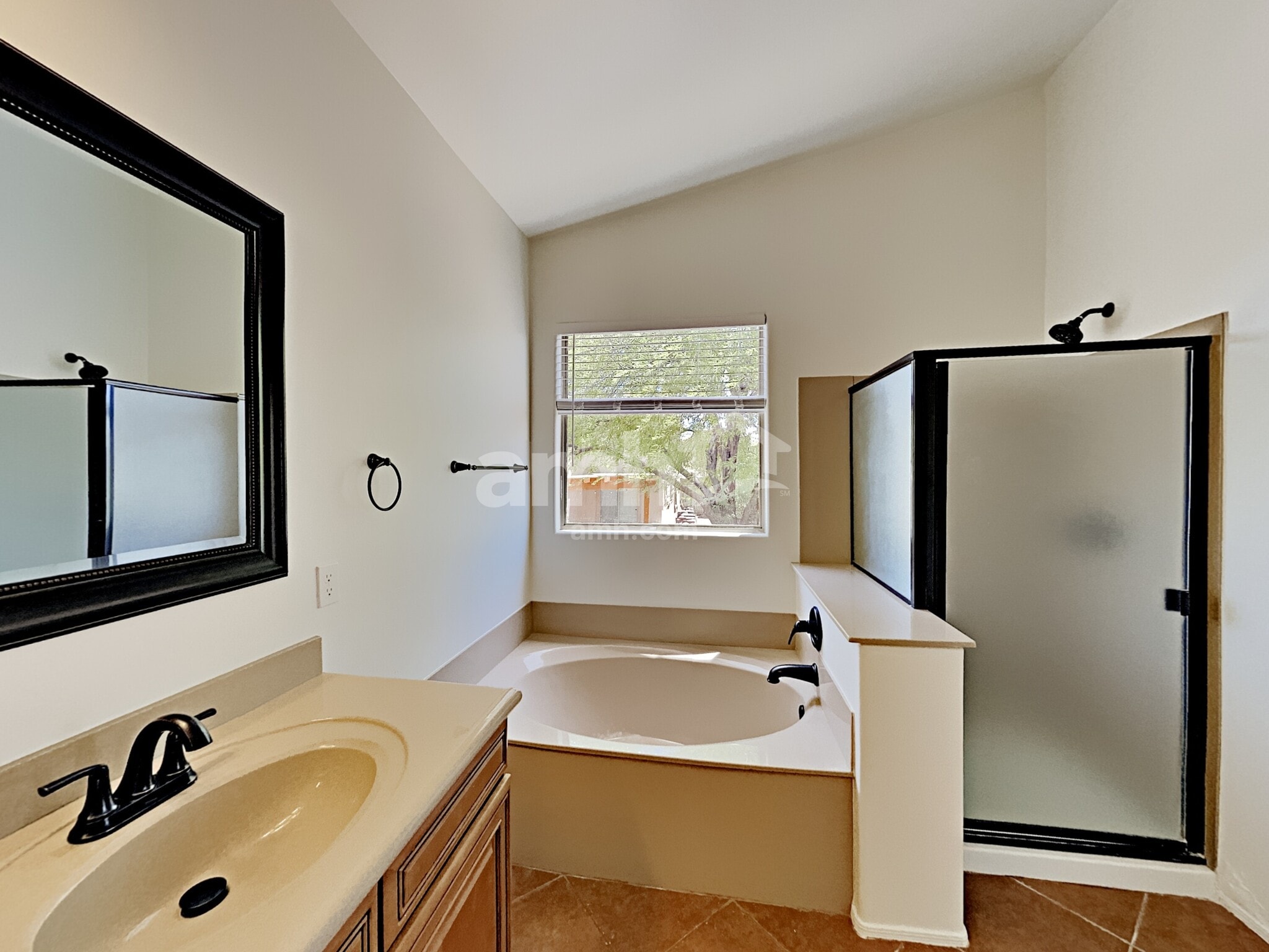 Building Photo - 576 E Calle De Ocaso