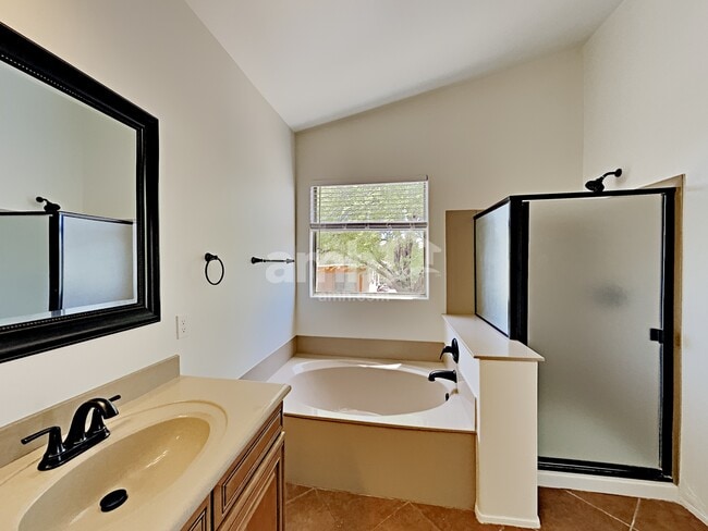 Building Photo - 576 E Calle De Ocaso