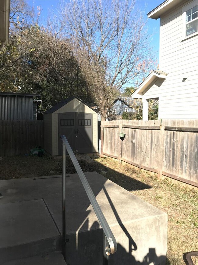 Building Photo - 1307 Walnut Ave