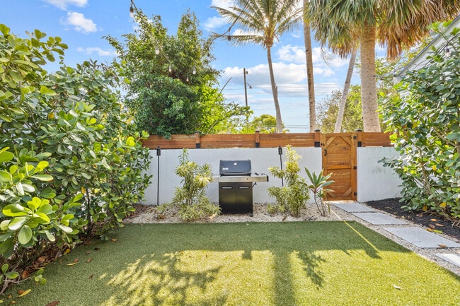 Building Photo - 3201 Poinsettia Ave