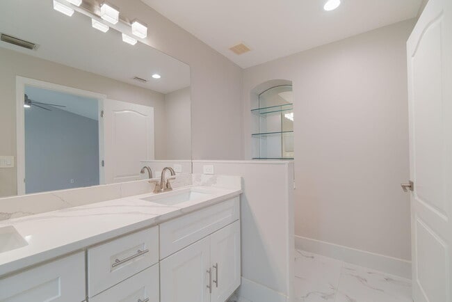 Building Photo - 205 River Bluff Ln