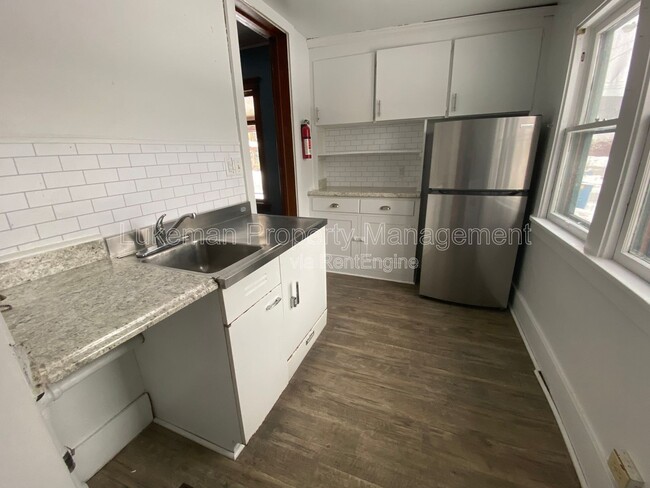 Building Photo - 515 Village St