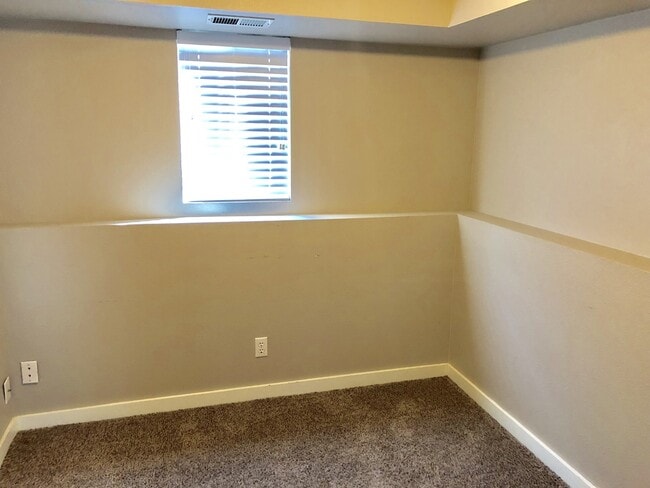 Building Photo - Perfect locale 3 Bed/2Bath Single Family H...