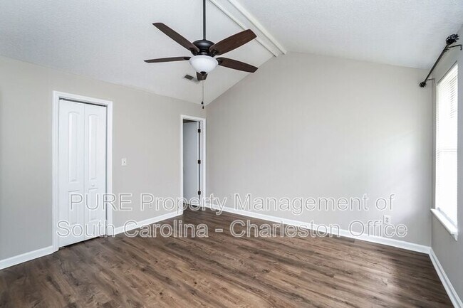 Building Photo - 9506 S Cardinal Dr