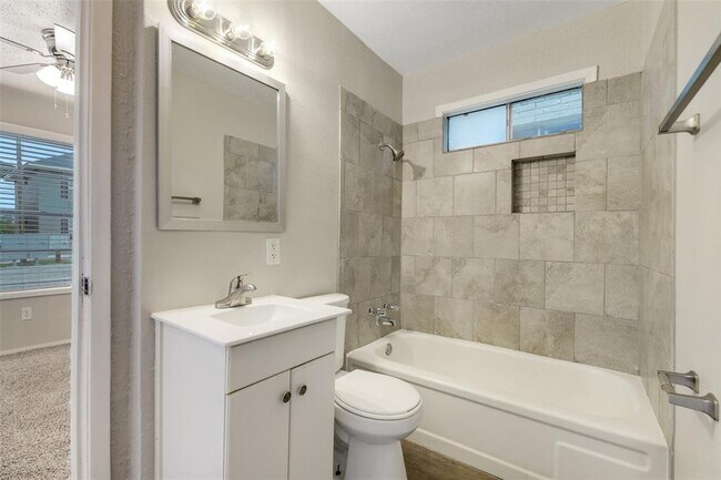 Building Photo - 1516 Broadmoor Dr