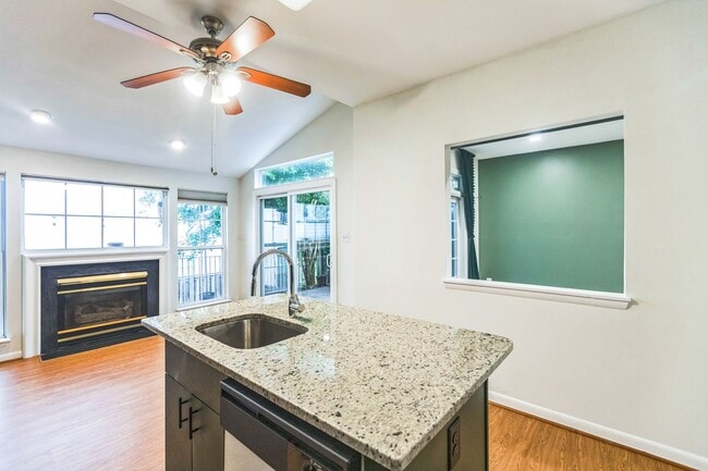 Building Photo - Bright & Spacious 3BR Townhome with Garage...