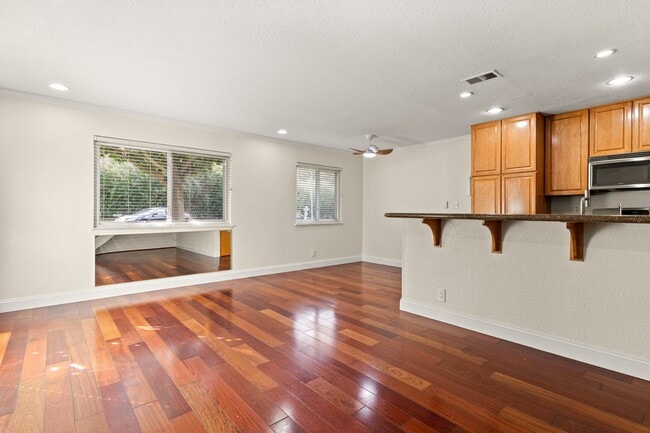 Building Photo - Pleasanton 2BD Townhouse w/ Granite Kitchen, Plank Floors, Community Amenities & Top Schools