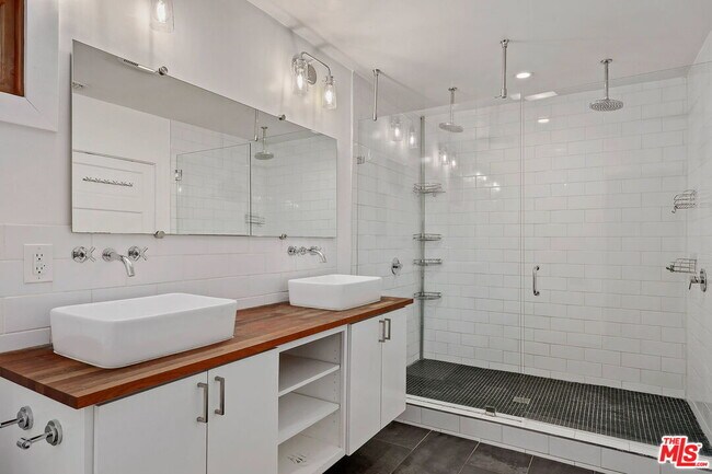 Building Photo - 1453 Hepner Ave