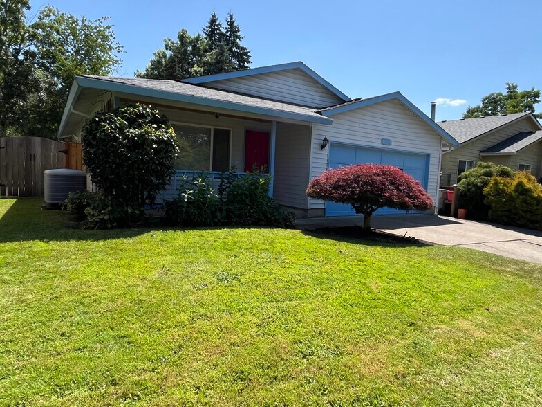 Front of house with covered porch - 15354 SW Clifford Ct