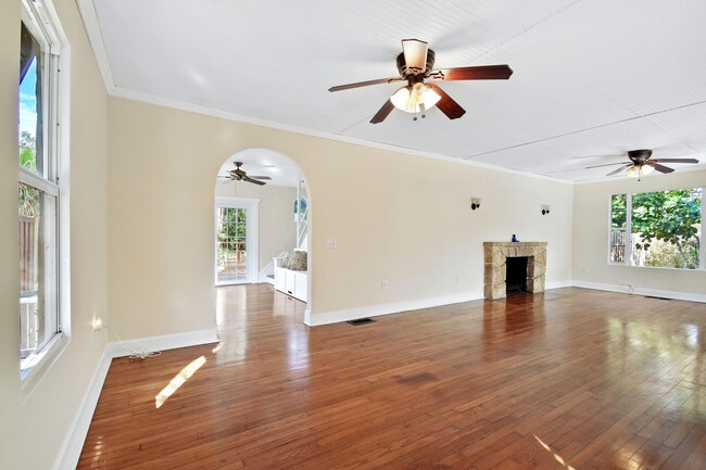Building Photo - 310 Columbia Dr
