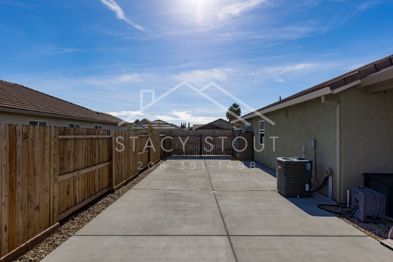 Building Photo - 1385 Deerwood St