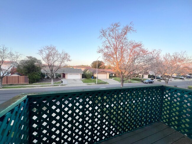 Building Photo - $500 OFF FIRST MONTH'S RENT!!!  BEAUTIFUL TWO LEVEL 3BD/3BA HOME AVAILABLE IN NEWARK, CA !!!!!!