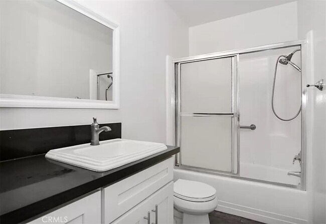 Building Photo - "Chic 1-Bed Oasis with Central Vacuum & Ha...