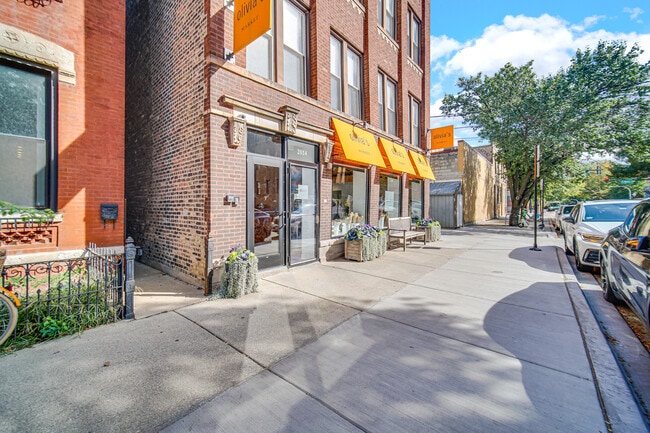 Building Photo - 2014 W Wabansia Ave