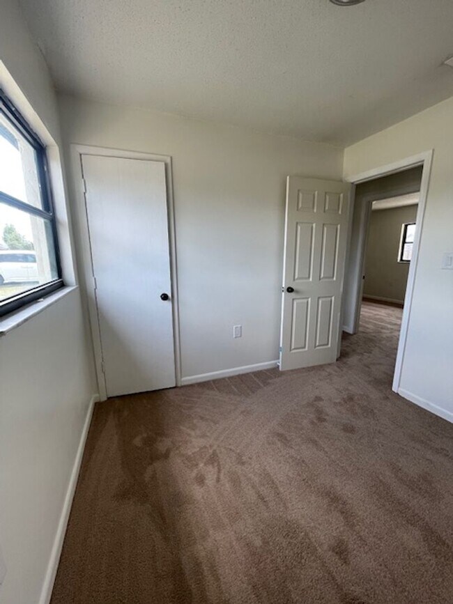 Building Photo - 4 Bed 1 Bath Home | Pet Friendly | Washer Dryer Hook Ups | Section 8 Welcome