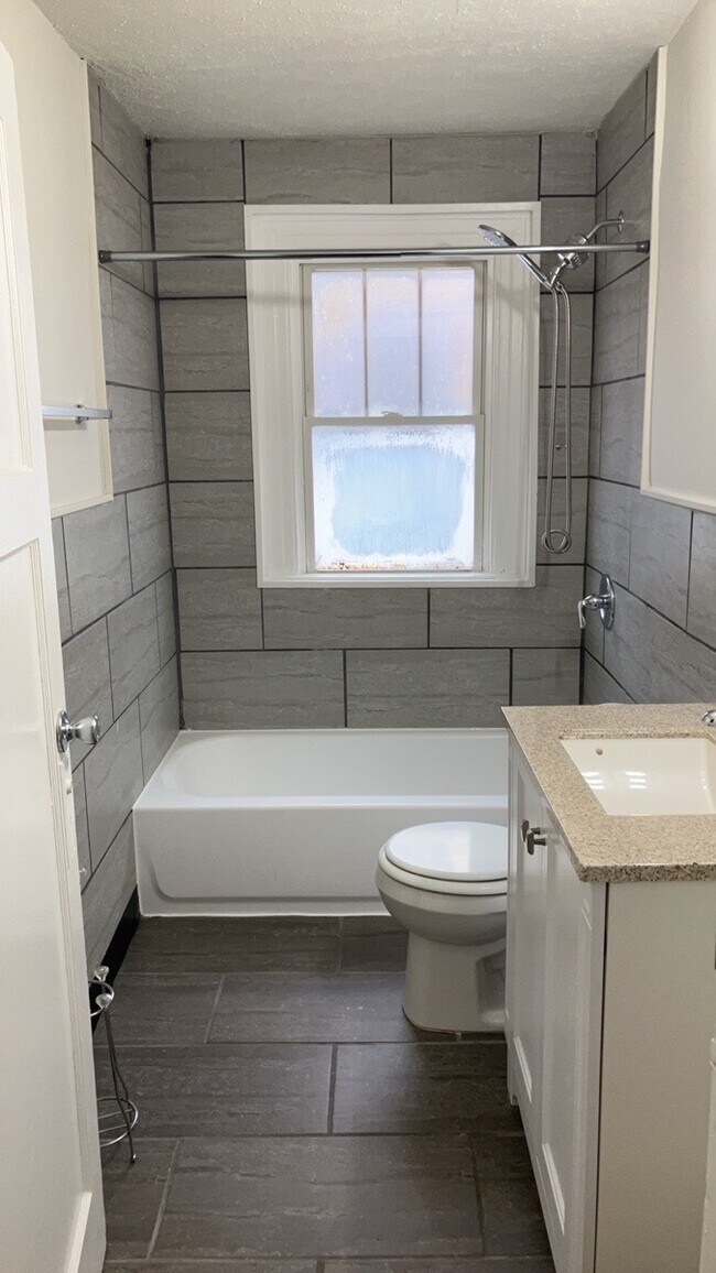 Building Photo - 908 Watervliet Ave