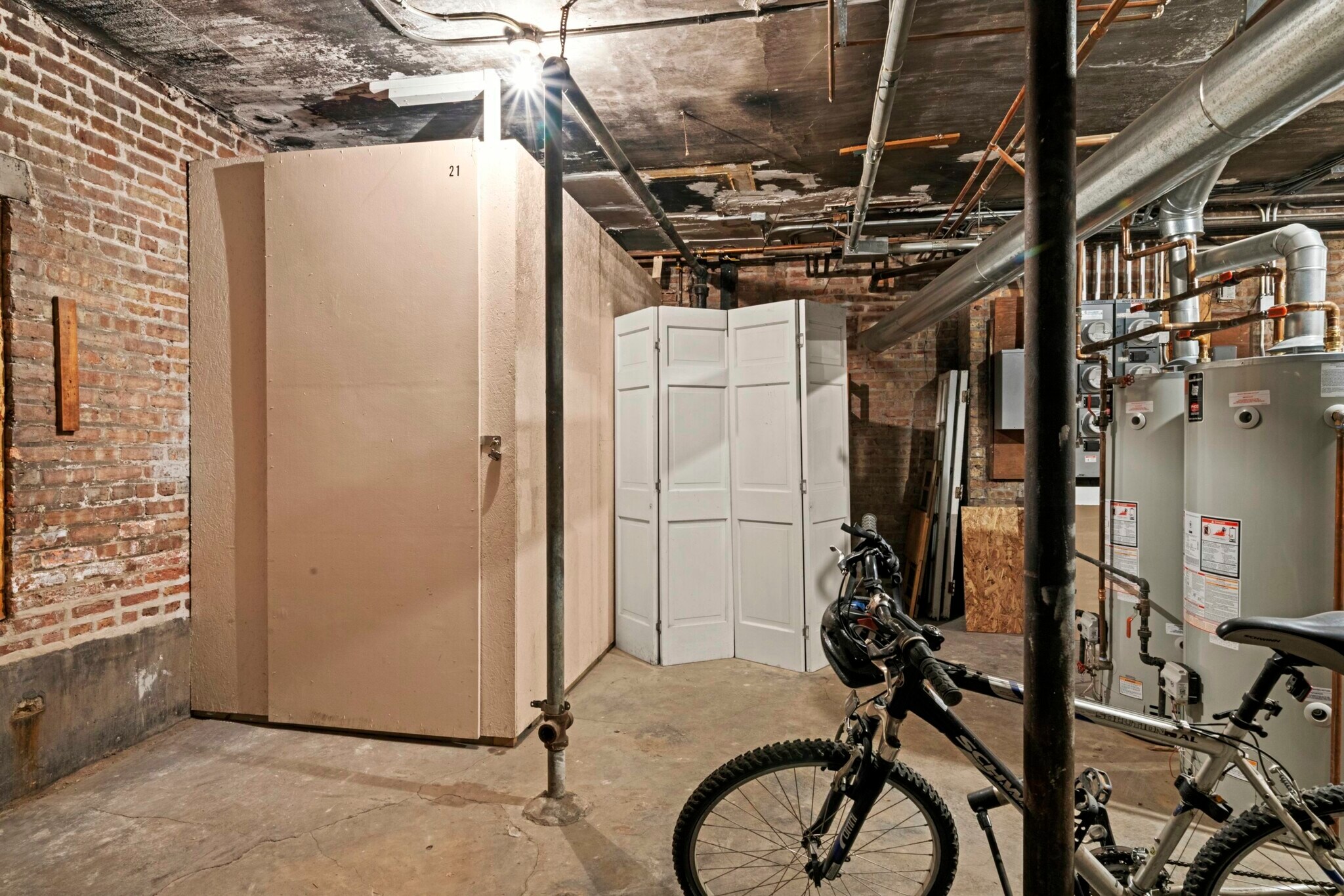 Building Photo - 6040 N Kenmore Ave