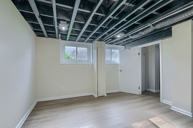 Building Photo - 2976 Cornwall Rd