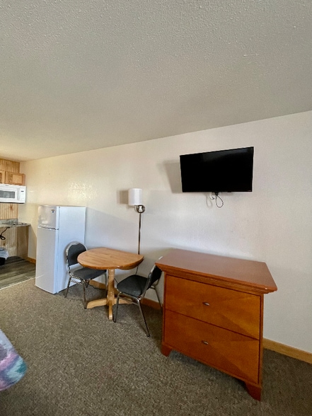 Building Photo - 102 N Maple Ave