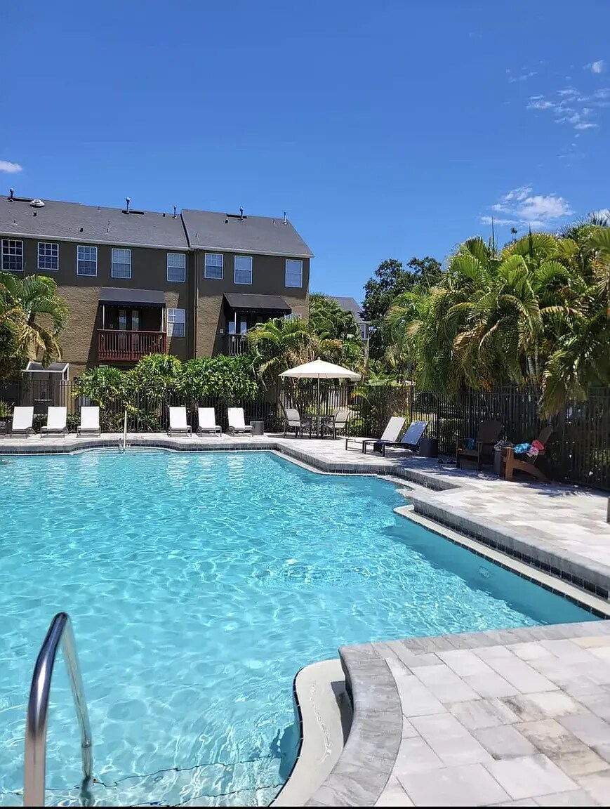 Building Photo - 3046 Pointeview Dr