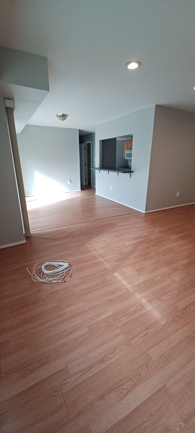 living /dining room - 8001 Chanute Pl