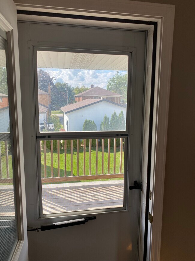 Building Photo - 2280 Lakeview Ave