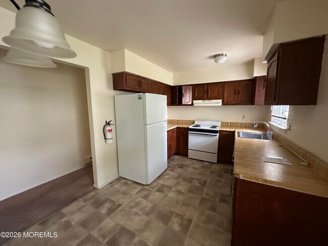 Building Photo - 2B Fallbrook St