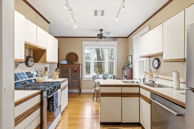 Building Photo - 303 Westwood Ave