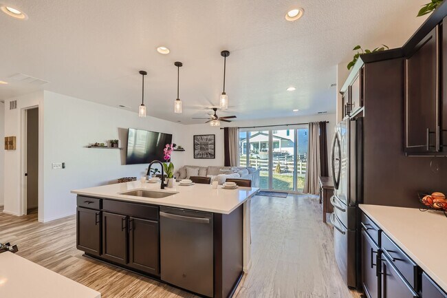 Building Photo - Modern Comfort in Castle Rock: 2-Bed, 2-Bath Home!!