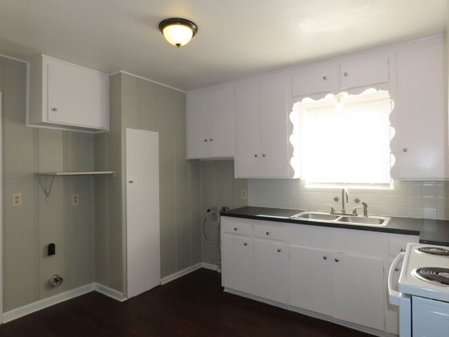 Building Photo - Three bedroom, One Bath Duplex Near Hospit...