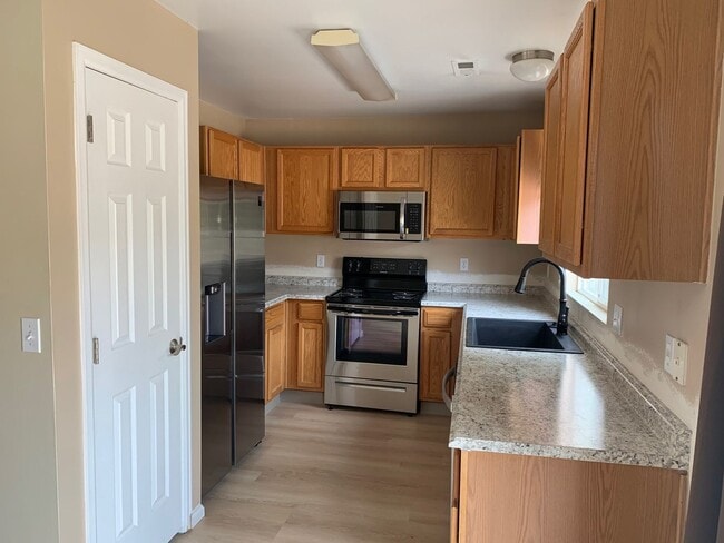 Building Photo - Open floorplan in Stetson Hills Rancher!