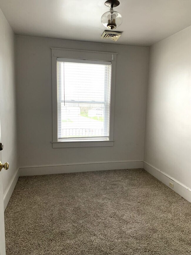 Building Photo - 1460 Lincoln Way E