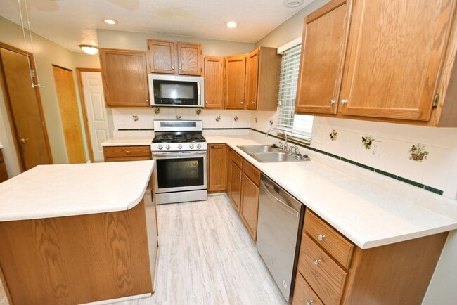 Building Photo - 3 Bed 2.5 Bath in Penn School District