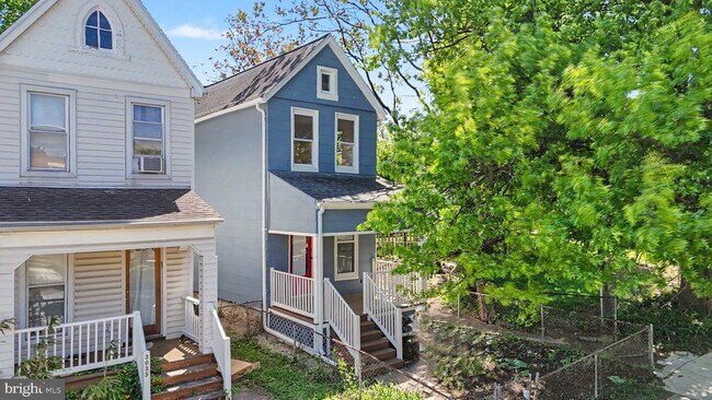 Building Photo - 3033 Barclay St