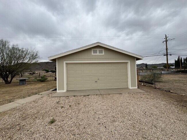 Building Photo - 4885 N Sierra Rd