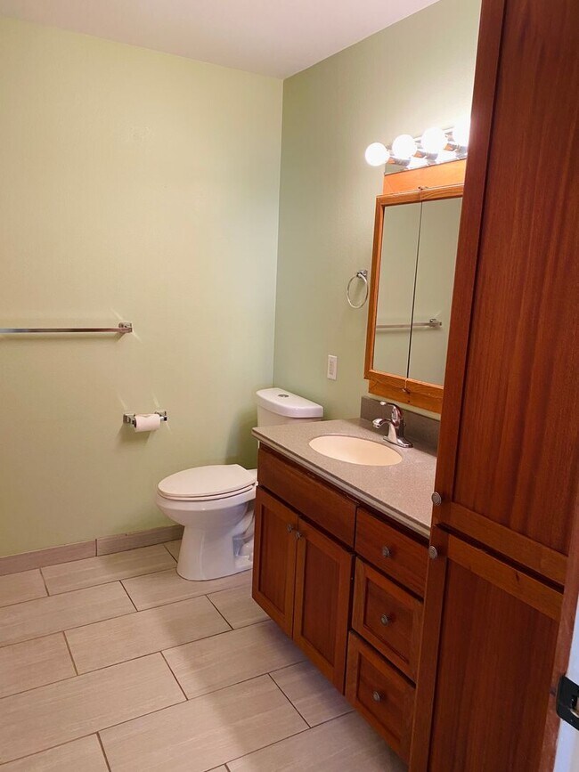 Building Photo - Fairway Terrace 2 bedroom, 2 bathroom bottom floor unit