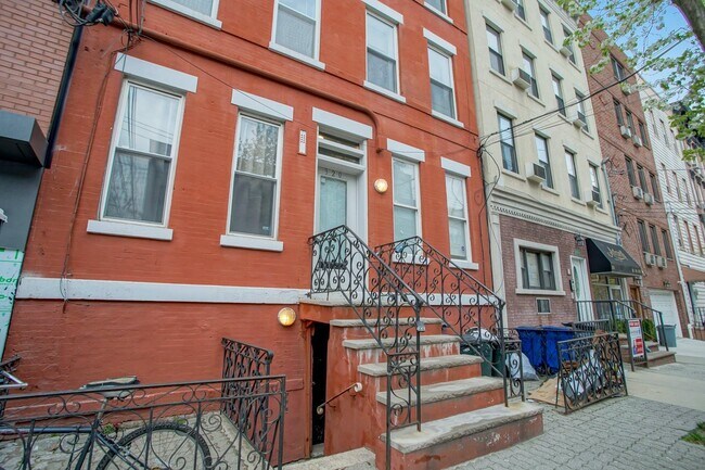 Building Photo - 320 Madison St