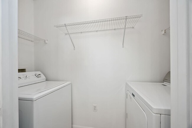Building Photo - Spacious 1/1 unit available now for annual rent