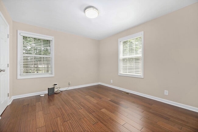 Building Photo - (Coming Soon) Renovated Home just minutes from Uptown!