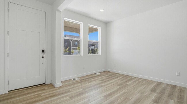 Building Photo - 154 E Parade Ave