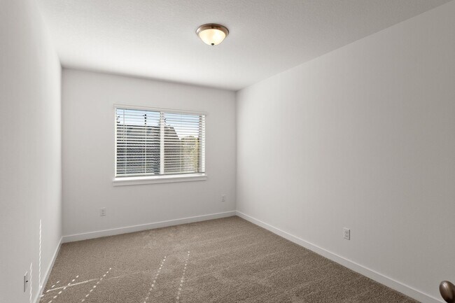 Building Photo - Pleasant Valley Villages 3 Bedroom Townhome with Community Center