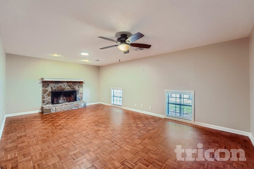 Building Photo - 438 Russell Rd