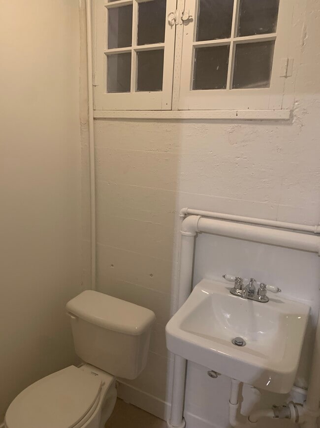 Building Photo - 6525-6525 N Haight Ave