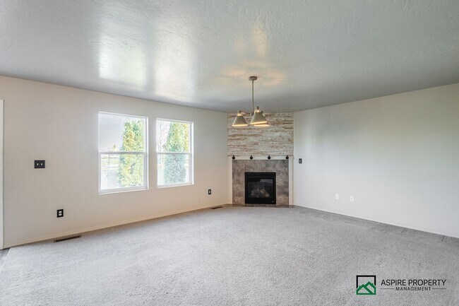 Building Photo - 4 Bed 2 Bath home for rent