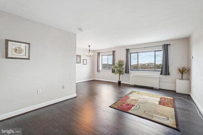 Building Photo - 1300 S Arlington Ridge Rd