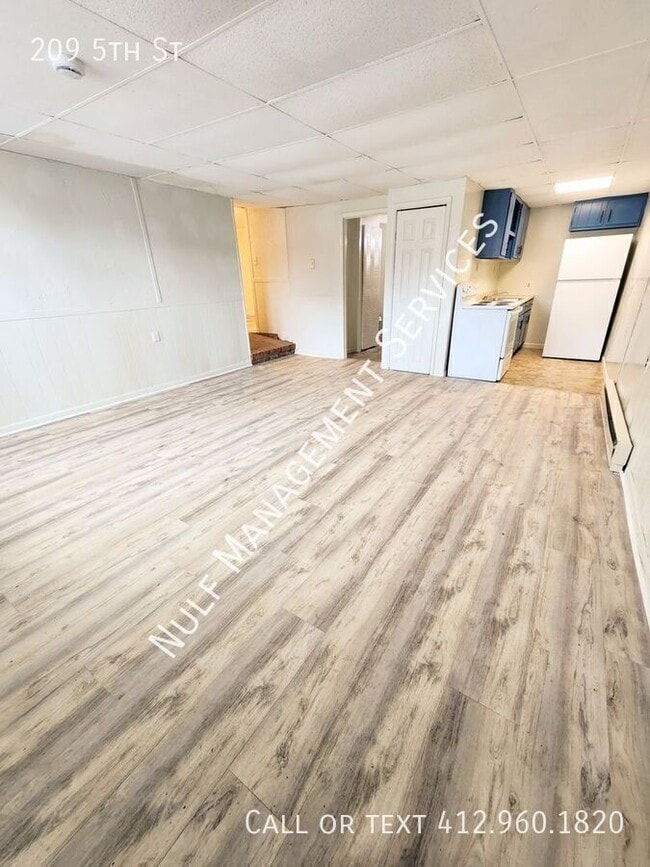 Building Photo - 209 5th St