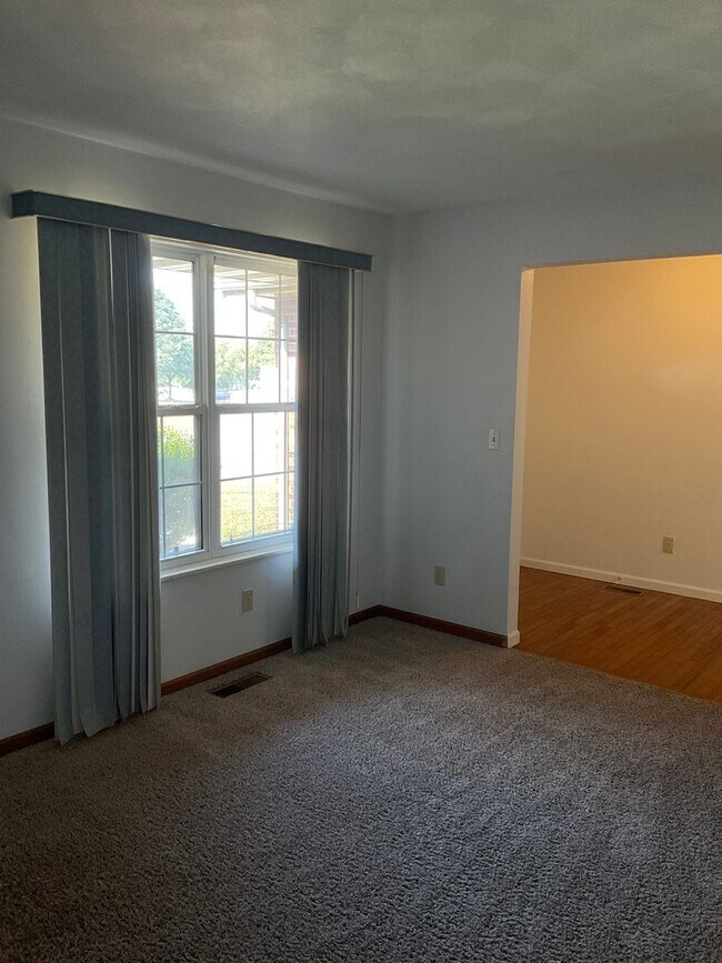 Building Photo - 1829 Spruce Hill Dr