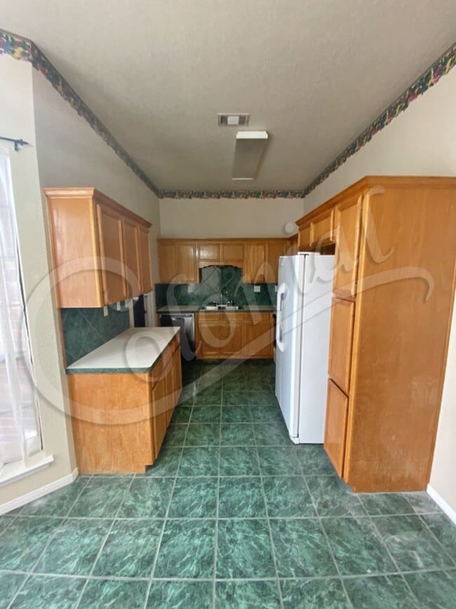 Building Photo - AVAILABLE ! *MORE PHOTOS COMING SOON*