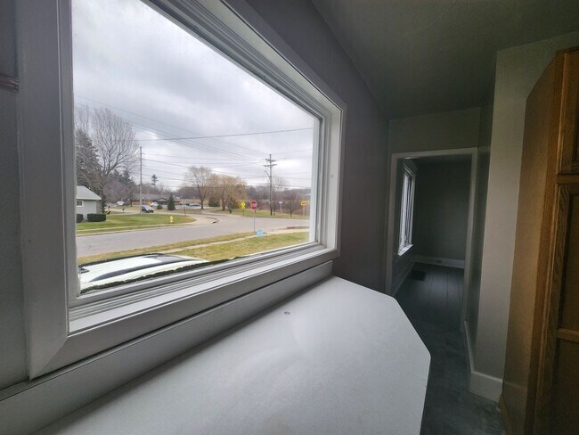 Building Photo - FIVE BEDROOM HOUSE !!. Just a four-minute commute away from PENN STATE BEHREND.