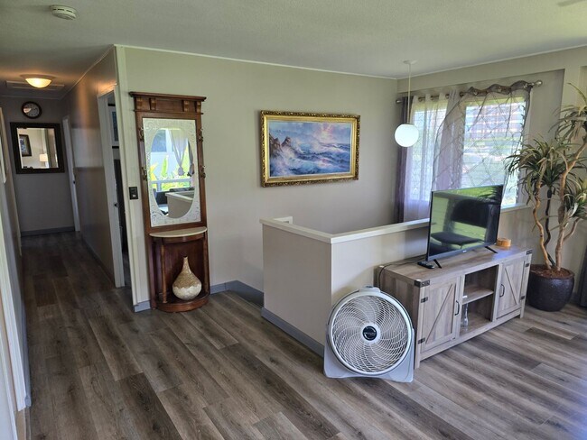 Building Photo - Central, 4 Parking Available, Furnished or...